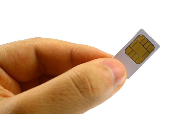 SIM card in hand PNG    图片编号:9316
