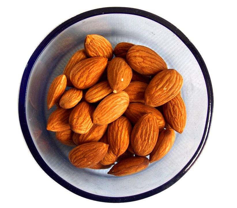 Almonds in plate PNG    图片编号:50676